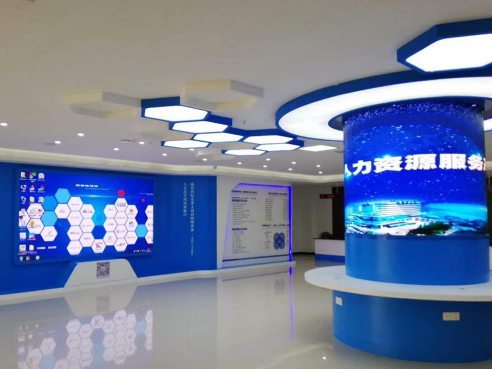 中信廣場(chǎng)地鐵站P1.875室內(nèi)全彩P2室內(nèi)圓柱